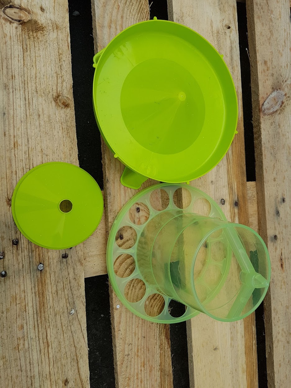 Ptačí krmítko Gigant 8 kg s nožičkami, závěsná varianta