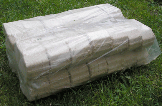 BUKOVÉ PILINY - pro uzení - do udíren, na gril - slisované do briketek - Lisování pod tlakem. Nejsou použita žádná pojiva ani lepidla